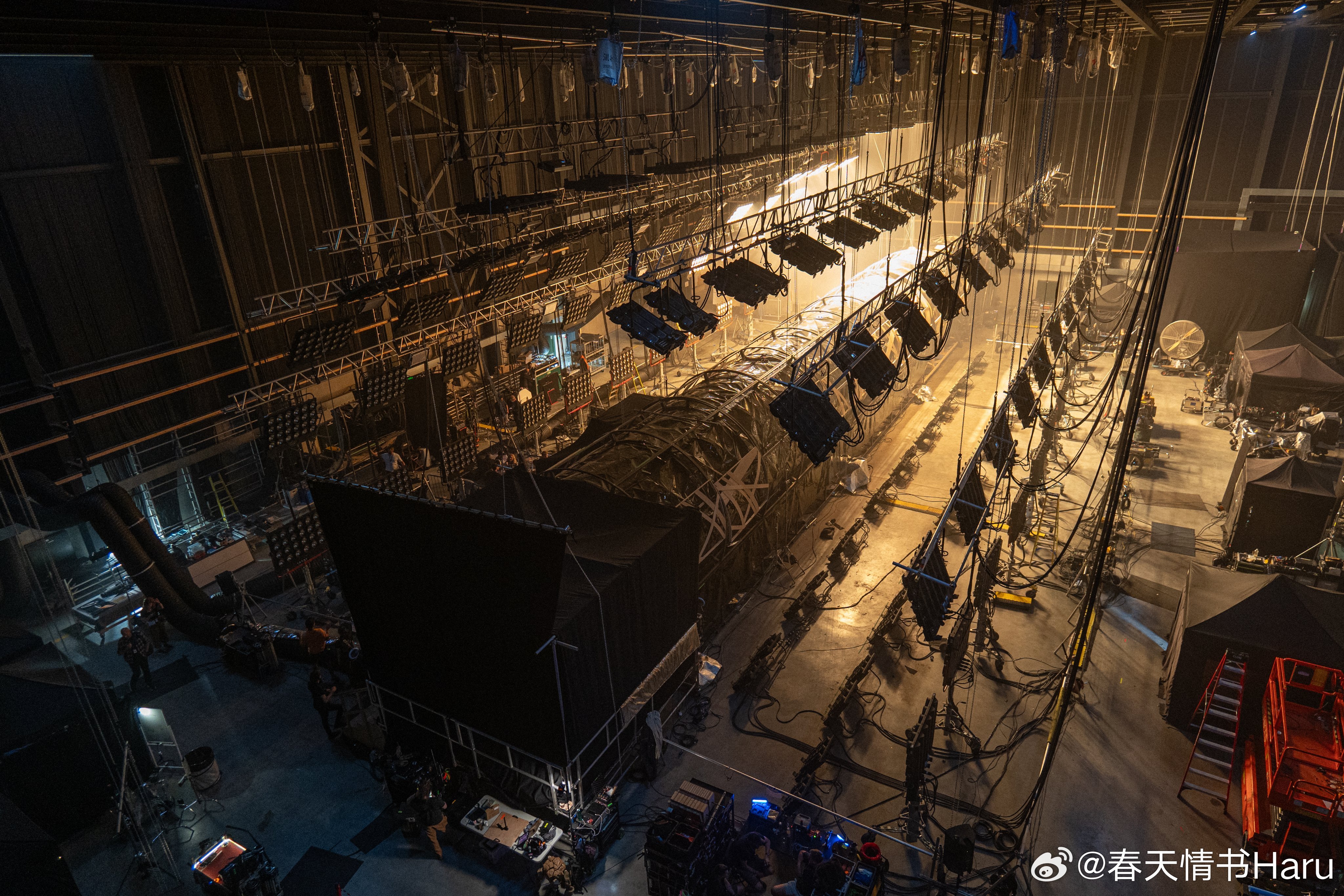 Variety发出来的关于《挽救计划》中两艘飞船连接通道的片场照这一段的拍摄幕后