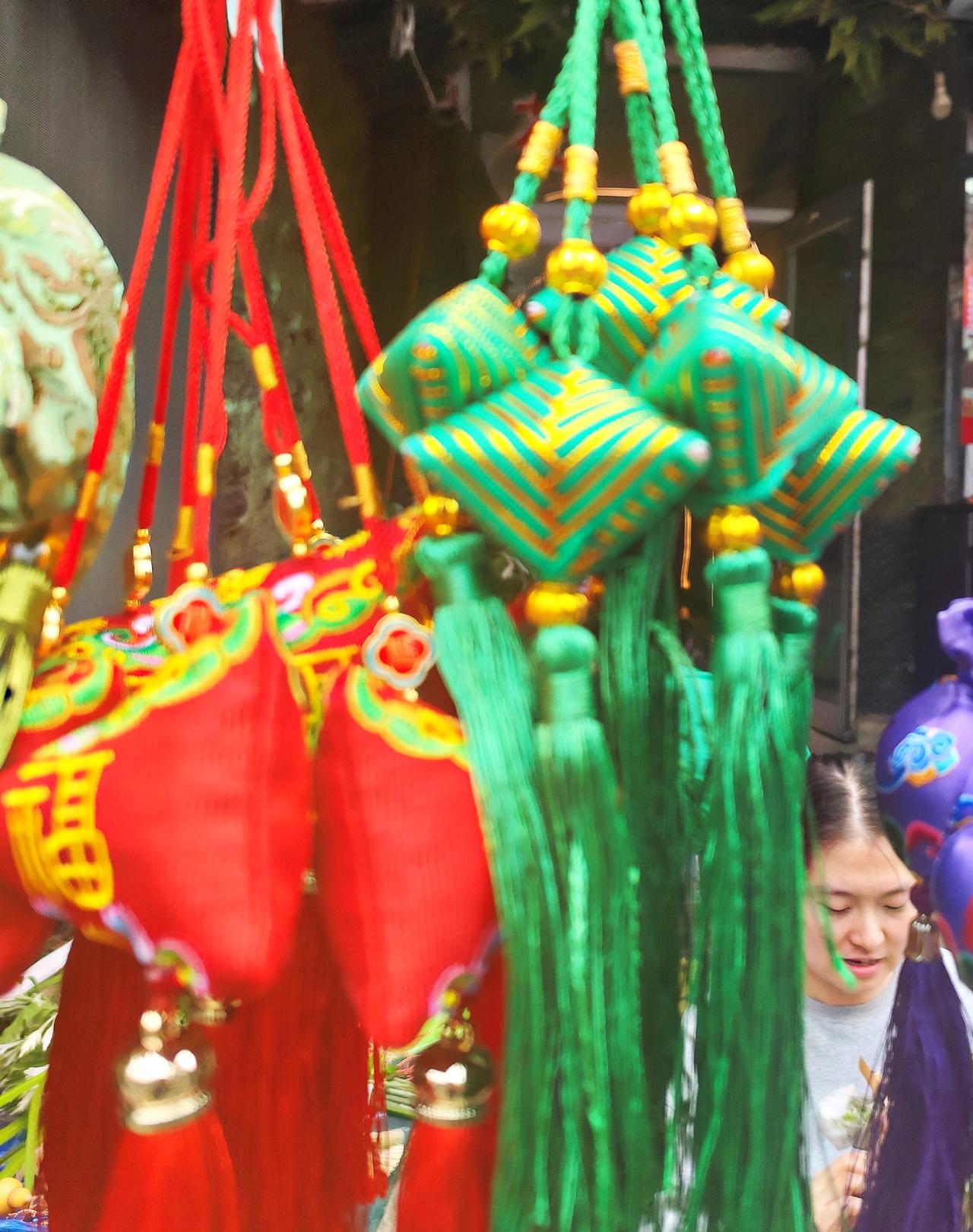 端午节的民俗活动有哪些端午节是中华民族传统节日，民俗活动丰富多彩，有赛龙舟、吃粽