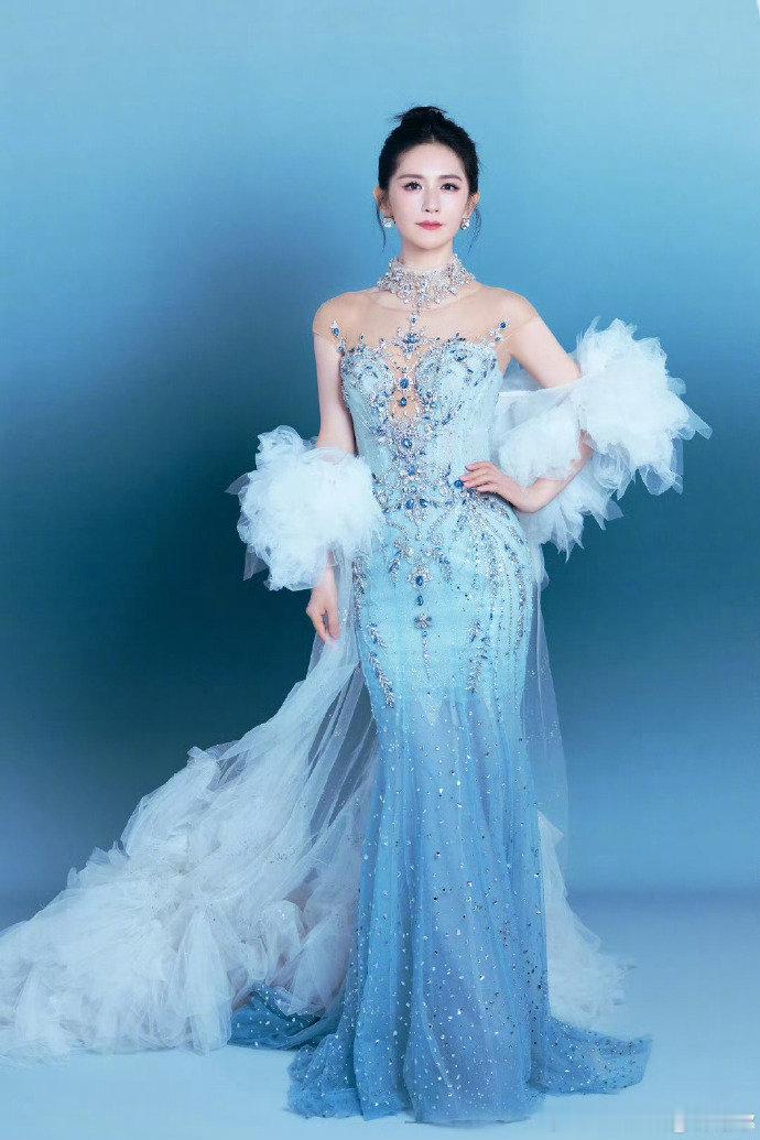 谢娜乘风有自己的艾莎谢娜艾莎乘风分莎谢娜版艾莎清新又大气，兼具优雅与灵动，舞台表