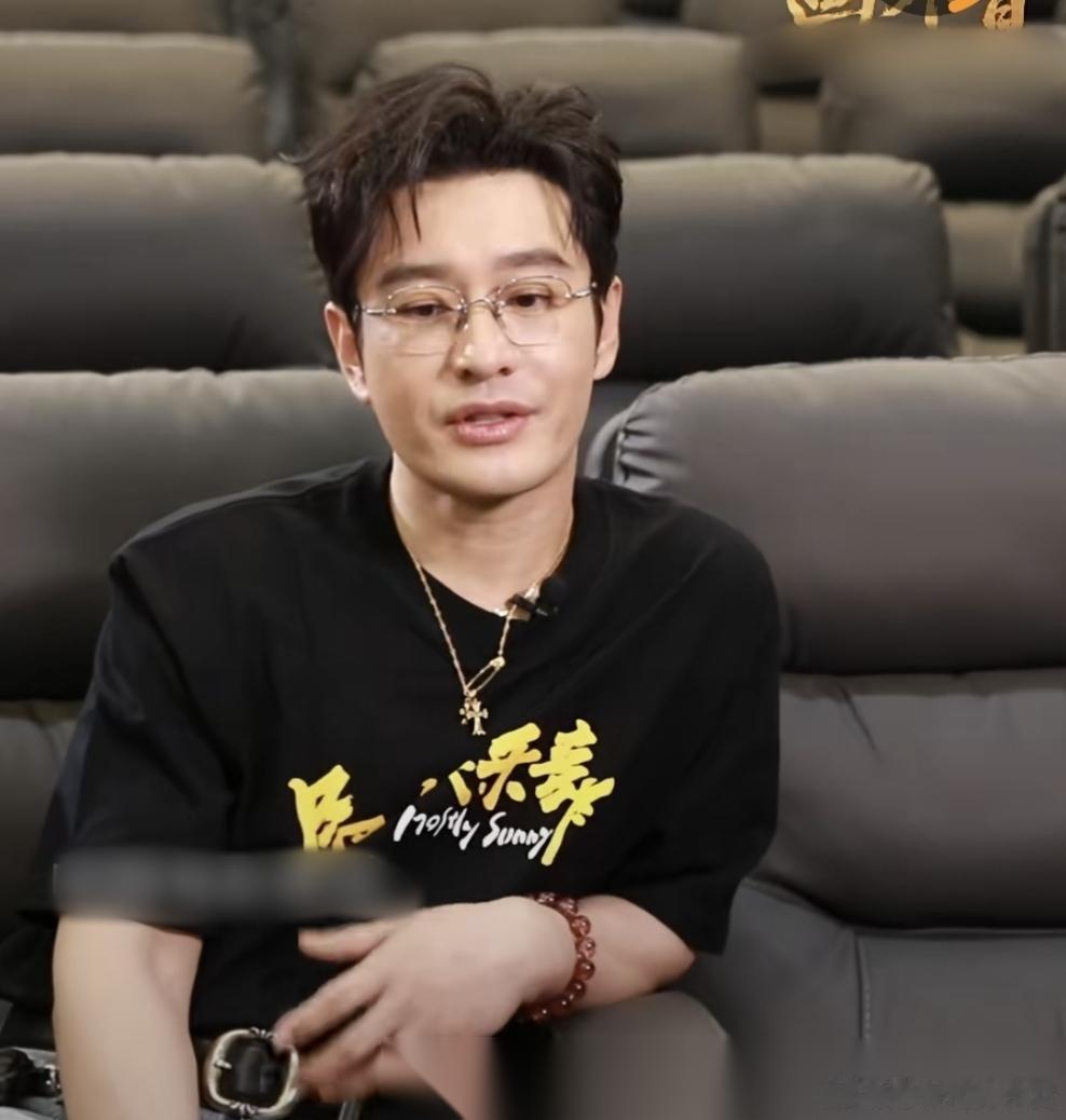 主持人问49岁的黄晓明:“你为什么看起来这么年轻？”黄晓明说:“我也不知道，只是