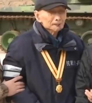 2016年94岁失明老人钱建明珍藏了一枚日军大印被女儿拿去鉴定，谁知这一举动暴露