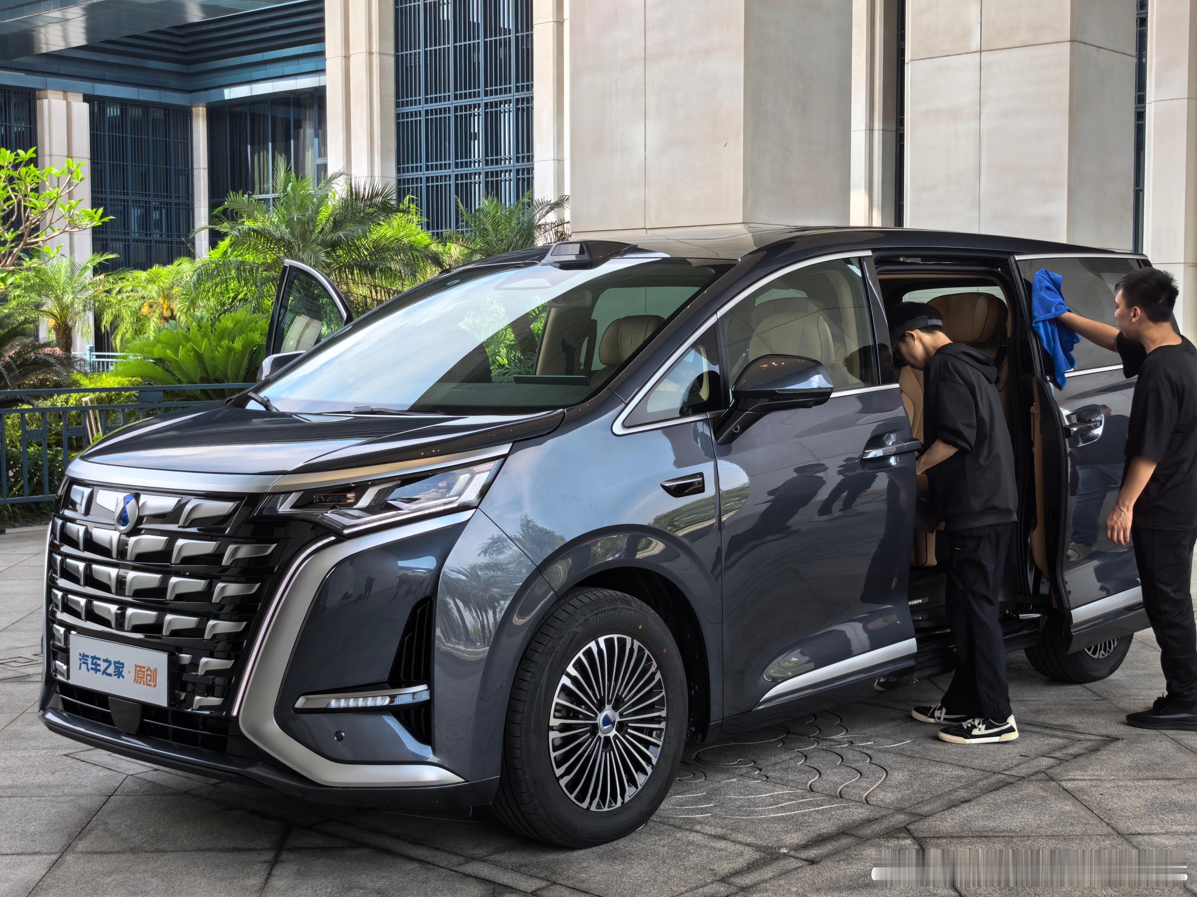 可以，第二代D9这现场，四台车配了二十多个现场工作人员辅助，单车平均6人，很可以