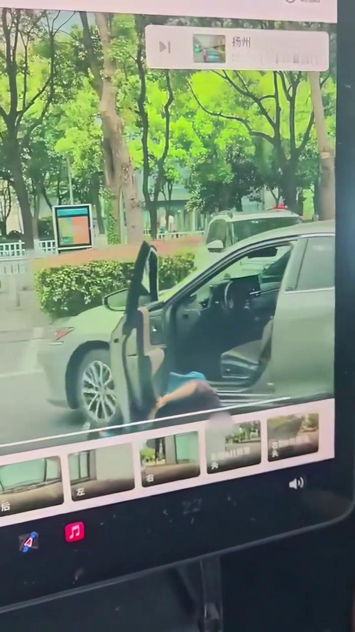 女子停车忘拉手刹，下车时被车门撞倒拖行在地。
近日江苏常州，一旁大哥见状及时跳进