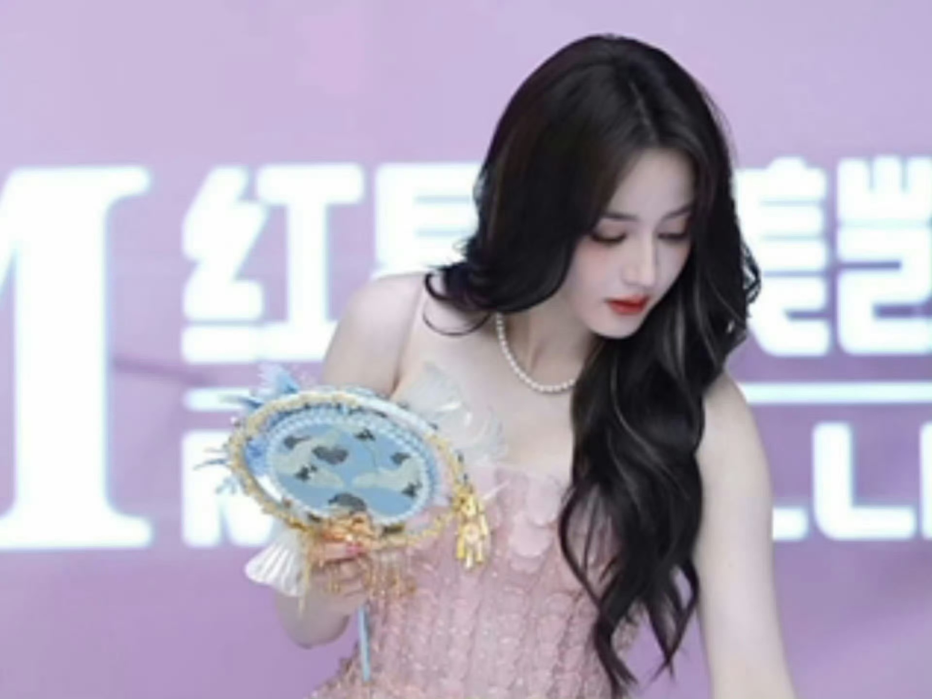 迪丽热巴以团扇装点悠然夏意人间水蜜桃好嫩好甜 