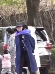 白百何接小儿子放学背着上车 我断网了吗白百何再婚了？ 