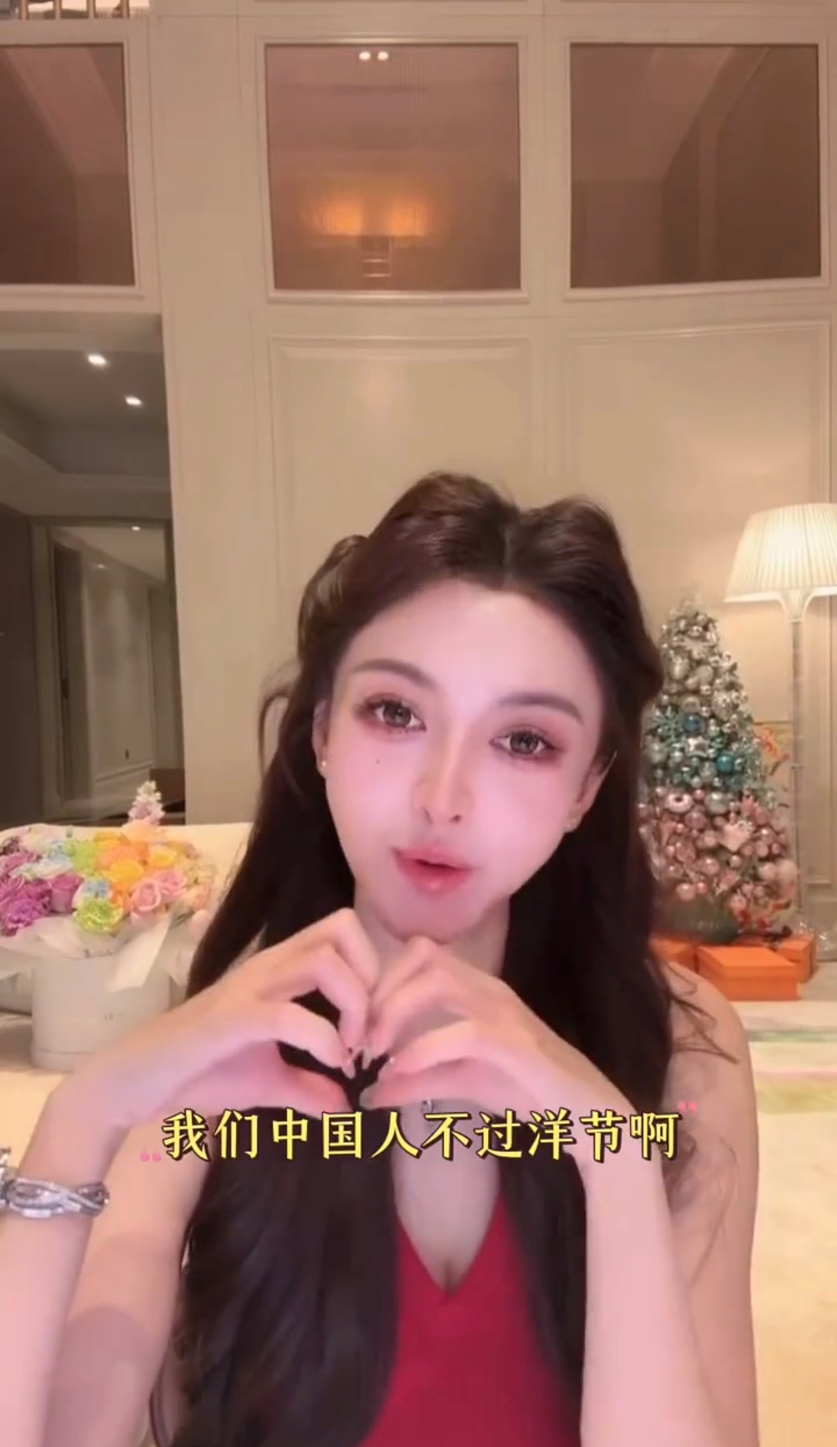 叶珂说中国人不过洋节 真的笑翻了，说这不过圣诞节，后面的圣诞树是怎么回事呢？ 