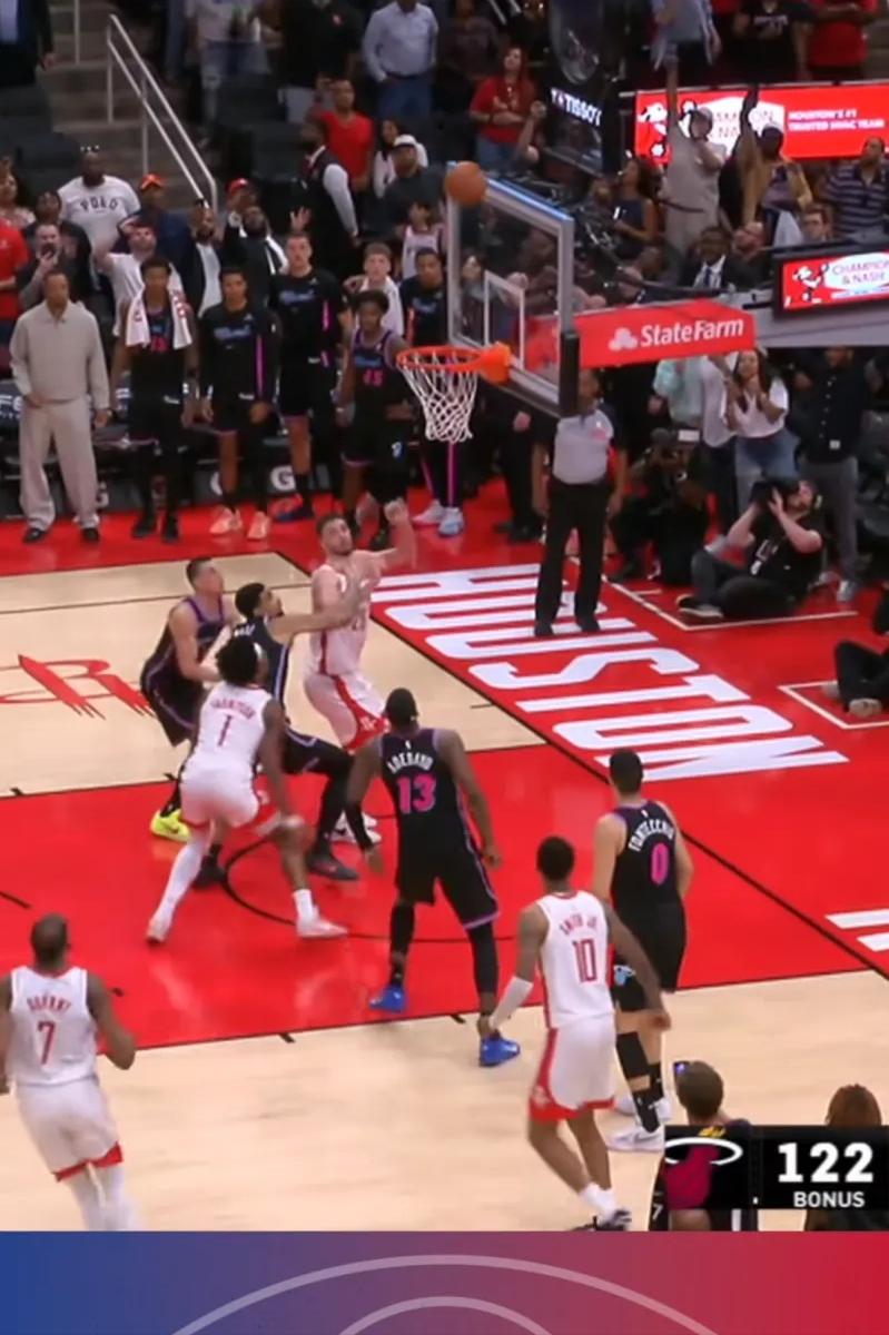 细看阿门最后这个补篮，反应速度真快啊，特别是原地起跳这一点，就跟腿上有弹簧一样，