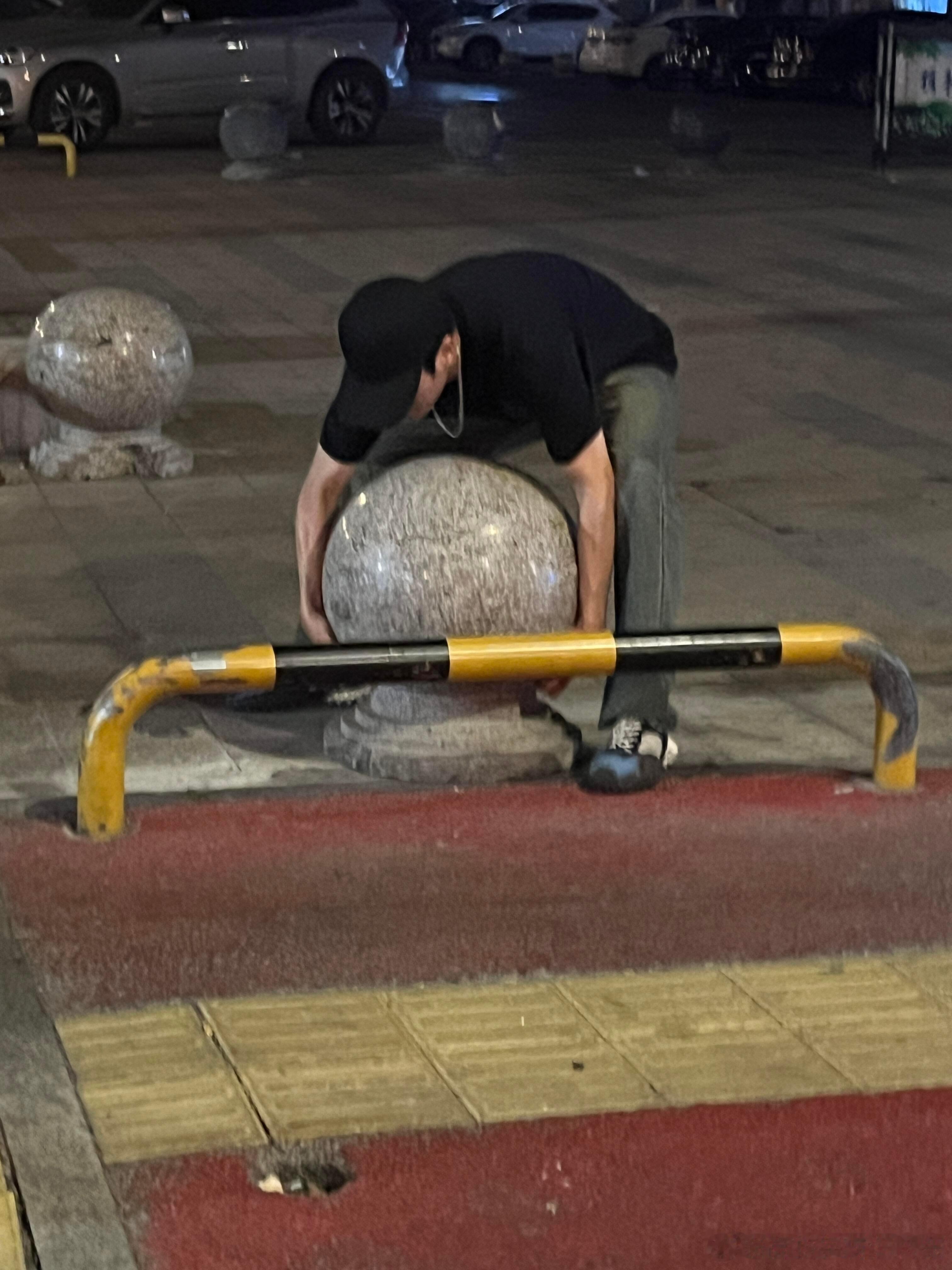 酒后行为艺术家 