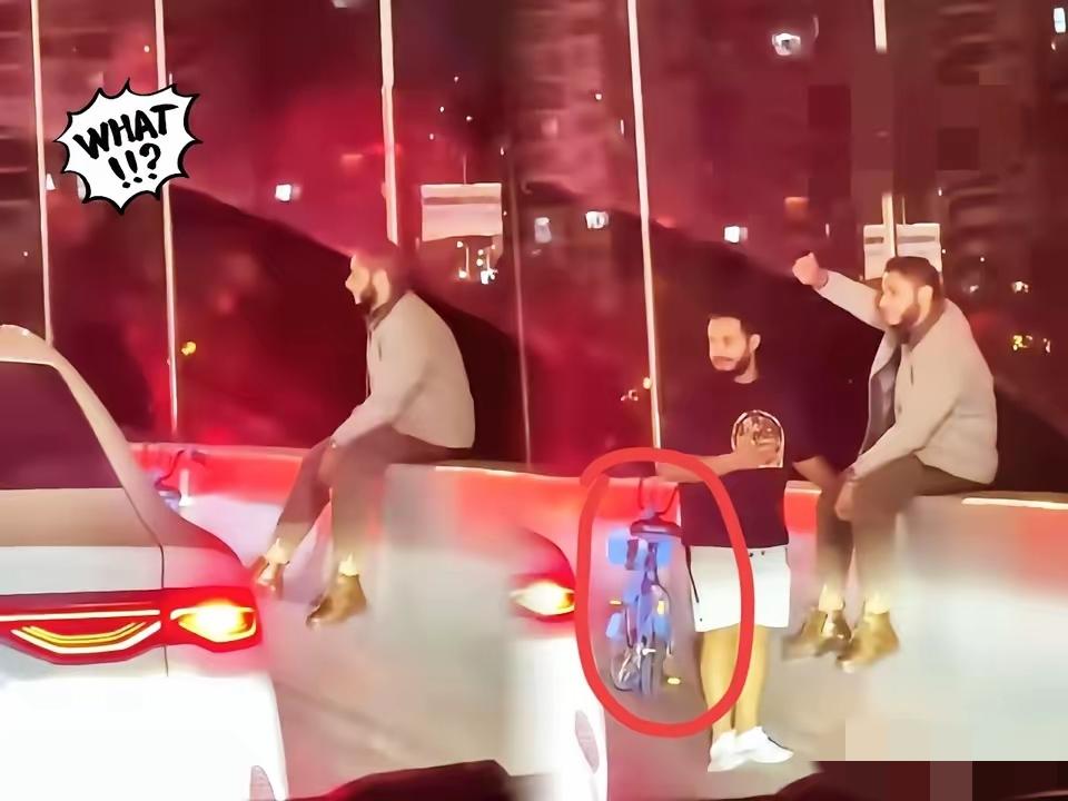 上海高架这一幕也太离谱了！俩外国男子骑着共享单车上高架，还敢在车流里拍照炫耀，简