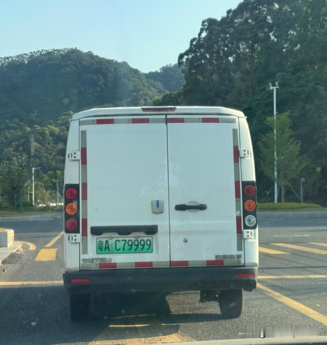为什么路上绿牌车很多车牌号很不错？
基本上隔三差五路上都能看到好车牌的绿牌车，