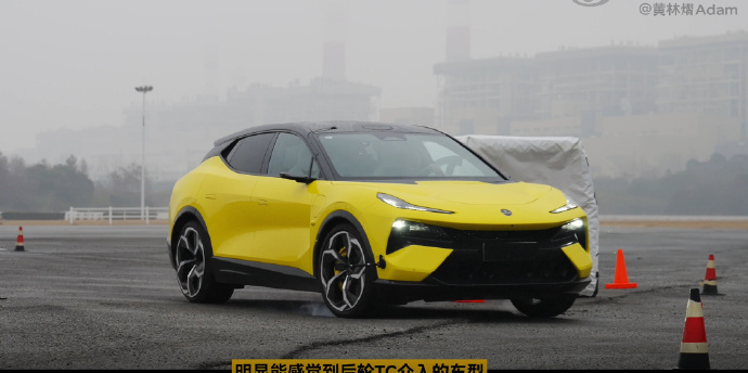 飞坡测试戳破豪华SUV滤镜  黄林熠的飞坡测试狠狠戳破豪华SUV滤镜，别的车落地