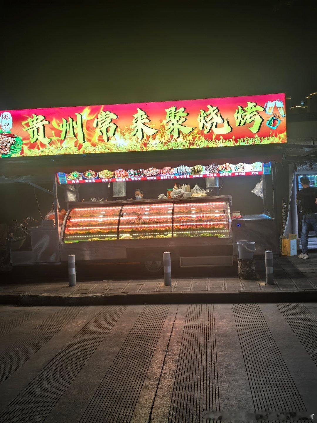 昨晚差点踩坑。在抖音上研究了半天，选了一家饭店去吃。不料刚进门，店里只有三桌客人