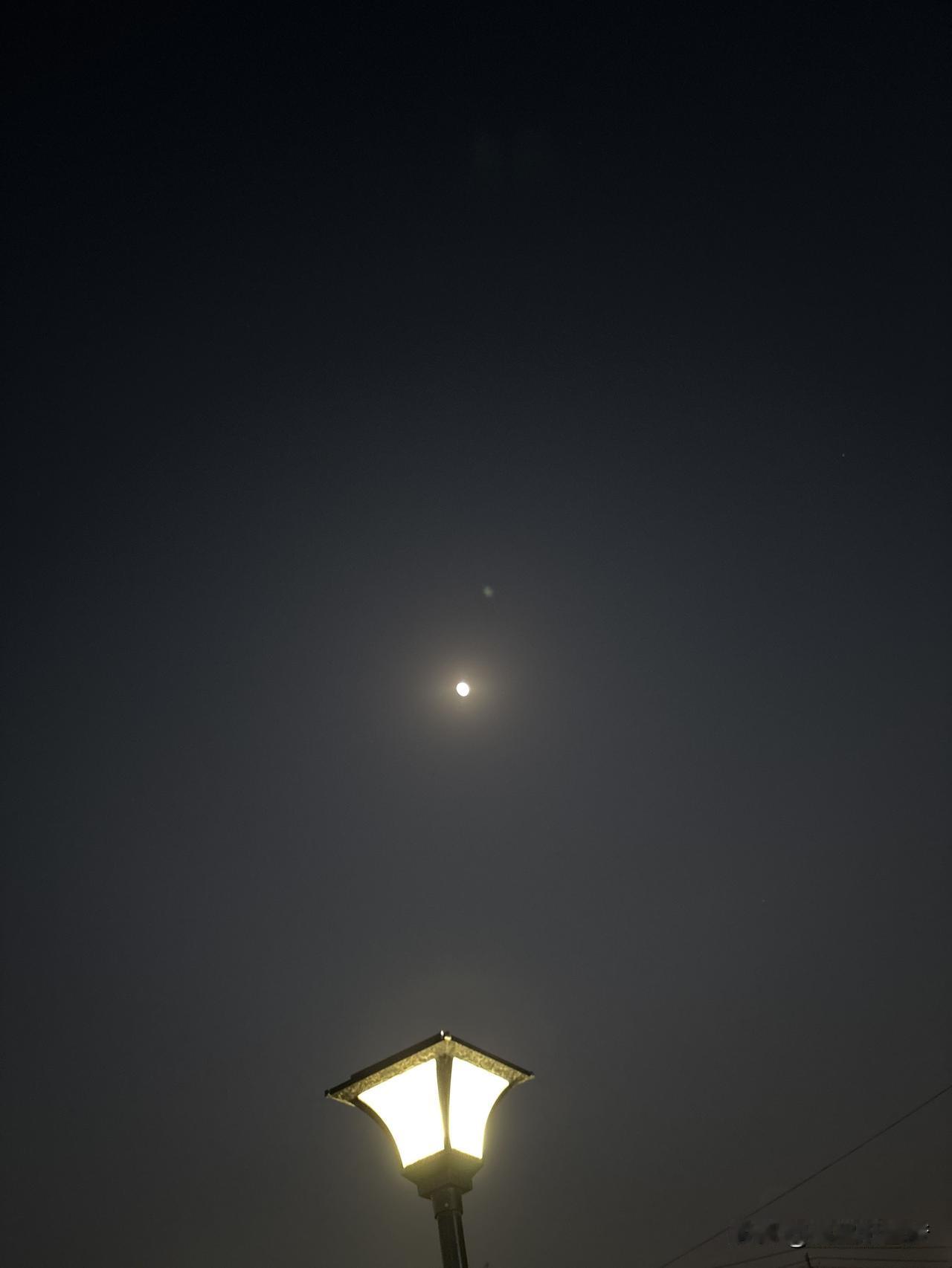 人到四十，后半夜的手机铃声就像一根突然绷紧的弦，能瞬间把人从混沌的睡意里拽出来，