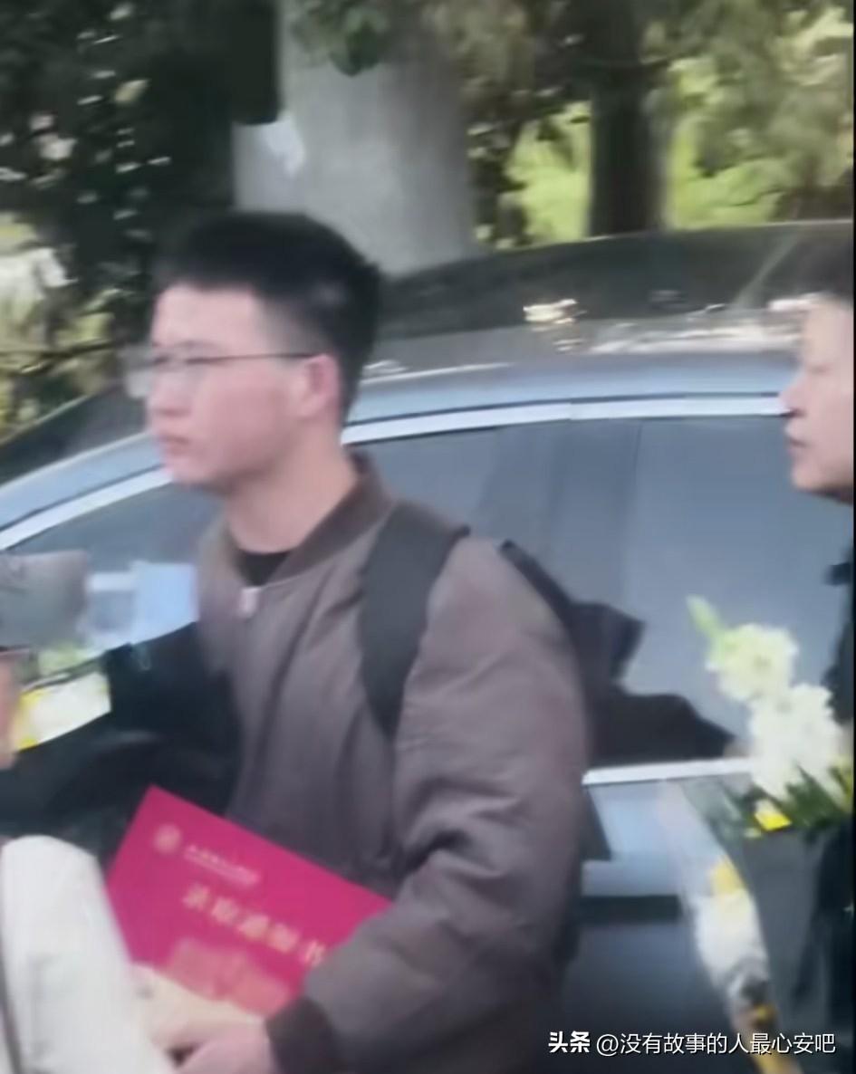 张雪峰的人生意义，在这一刻具象化了，今天送别队伍里有一个孩子，手里抱着红色的录取