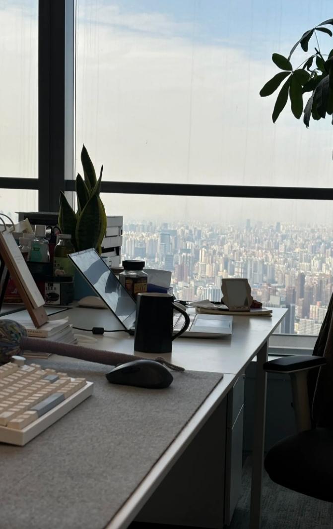 开年上班第一天，我坐在办公室里，手里捏着老友阿哲的续约合同，心里却沉甸甸的。我们