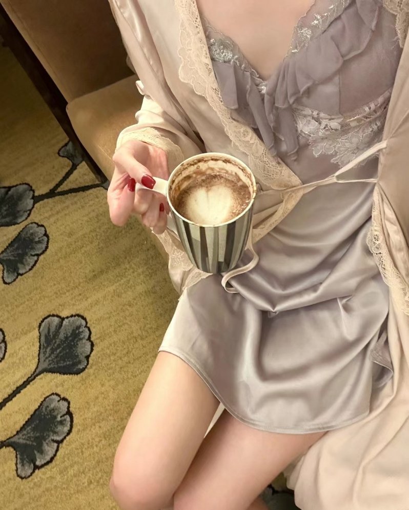 我们都戴着乐观的面具 独处的时候才最接近自己 . ​​​