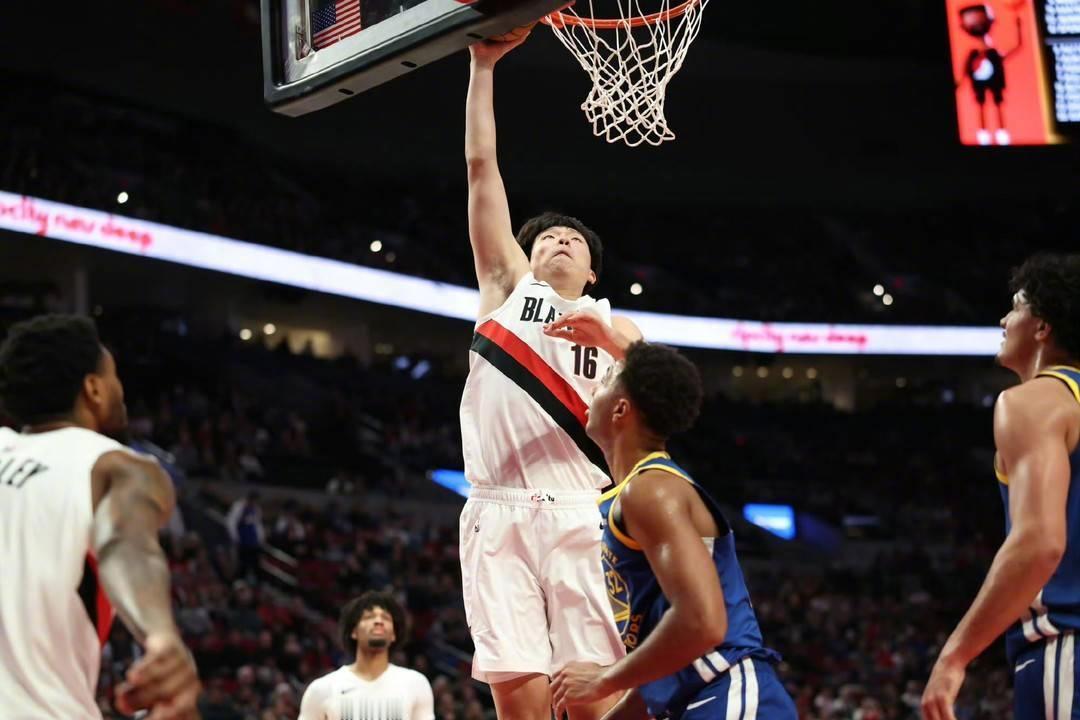 NBA常规赛，开拓者139-119勇士。中国球员杨瀚森获得约6分钟登场时间，3投