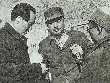 1938年国军上将造访延安，毛泽东破例陪饮一杯酒，他回去后硬批给八路军一百万发子
