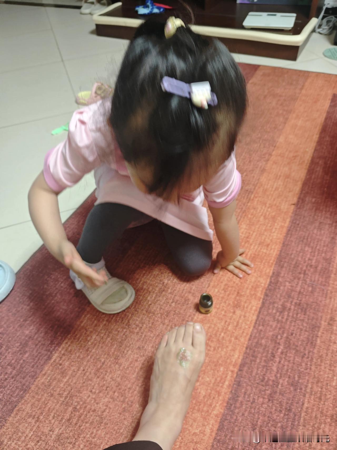 晒图笔记大赛我的脚被老头车里的毒蚊子叮了，那蚊子在车里饿太久了，我一坐上车，它就