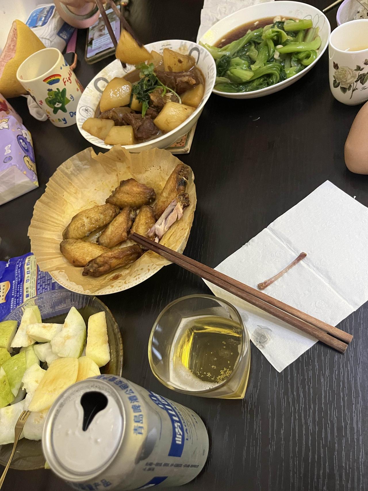 晚上的晚餐：羊肉萝卜，鸡翅，加一份青菜。
配崂山啤酒。

你晚上吃啥？