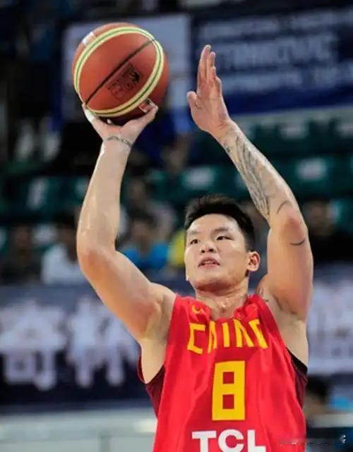 谁能想到，堂堂CBA八冠王、广东男篮总经理朱芳雨，当年还会给保安带夜宵？我比他大