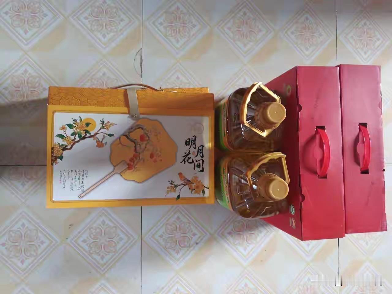 在长沙的银行，到底存多少钱才能领到这些礼品？
昨天，我一位要好的闺蜜特意跟我显摆