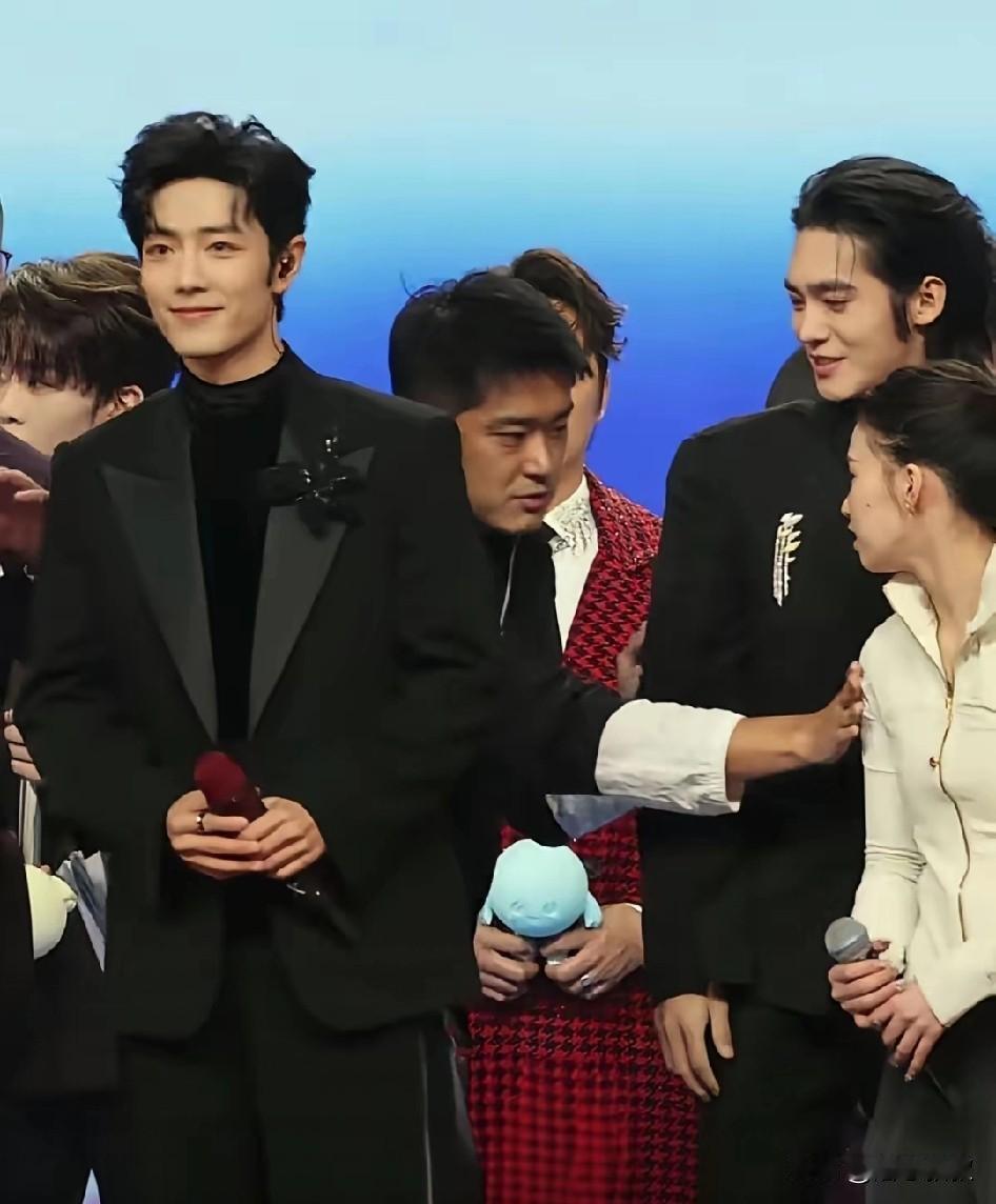 我想知道推陈宇汐的这个人工作人员是谁？
看了陈宇汐参加东方卫视跨年晚会时，被这个