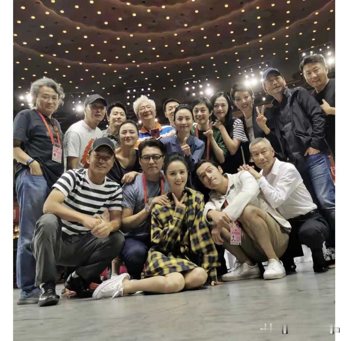 这张影视明星16人的大合照看着特别热闹又温馨。老中青三代演员齐聚一堂。还有我们最