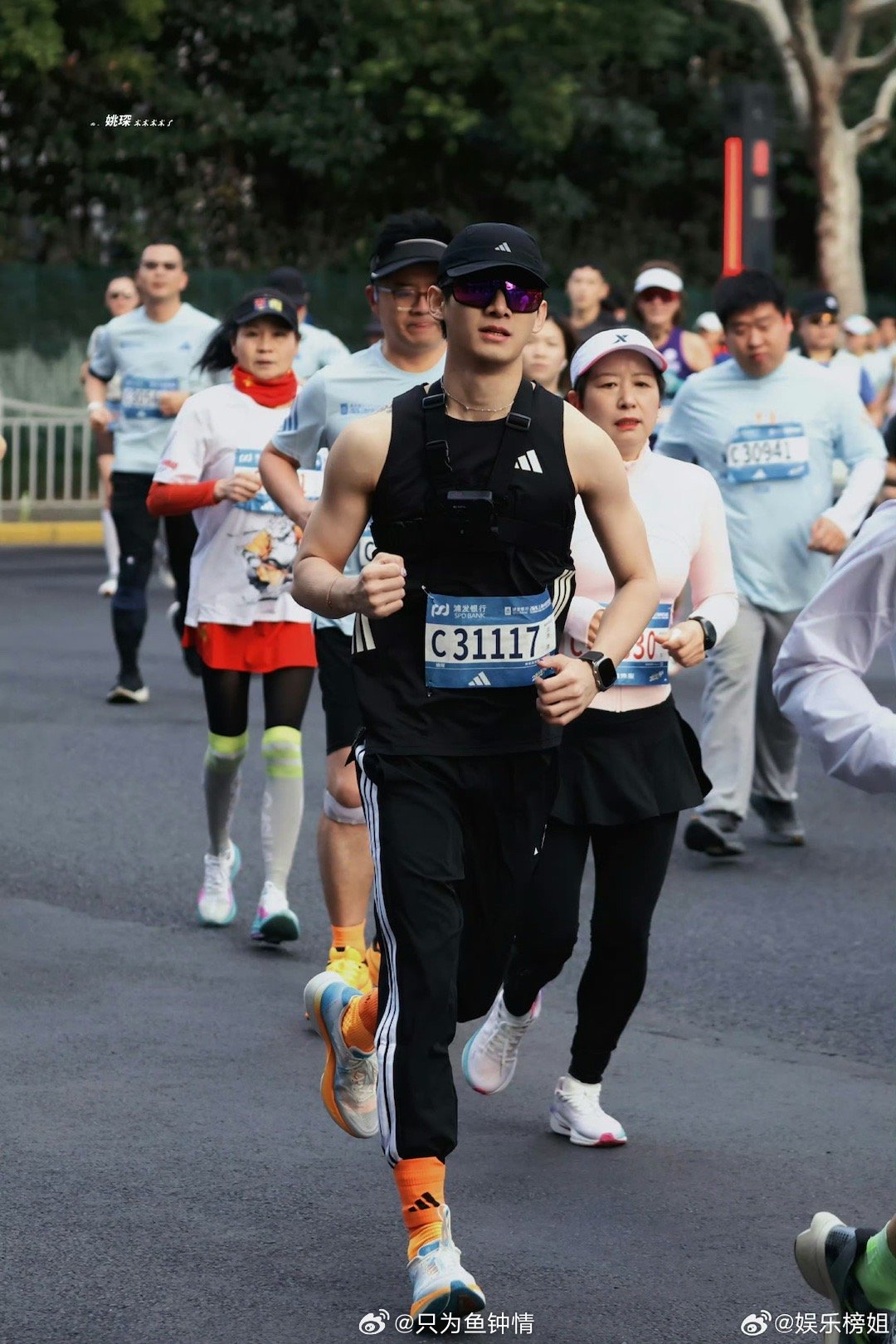 工作室骑车追姚琛姚琛跑马拉松也不忘饭撒 陪跑变追琛记！工作室信心满满出发，起跑十