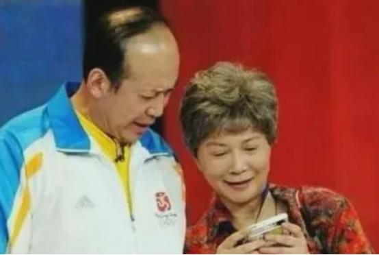 2010年，郭达送蔡明回家。她一到家门口，就看见丈夫丁秋星垂着脸，一把将蔡明拉进