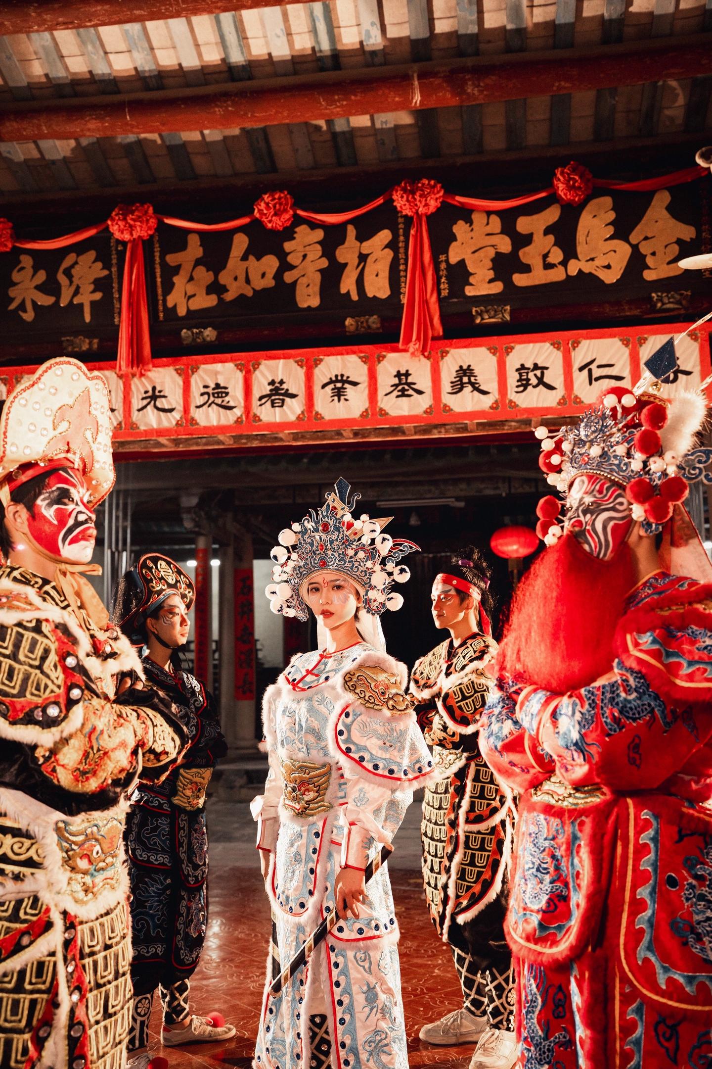 潮汕英歌舞—旧俗里的灵意，偏要裹着新妆的光.