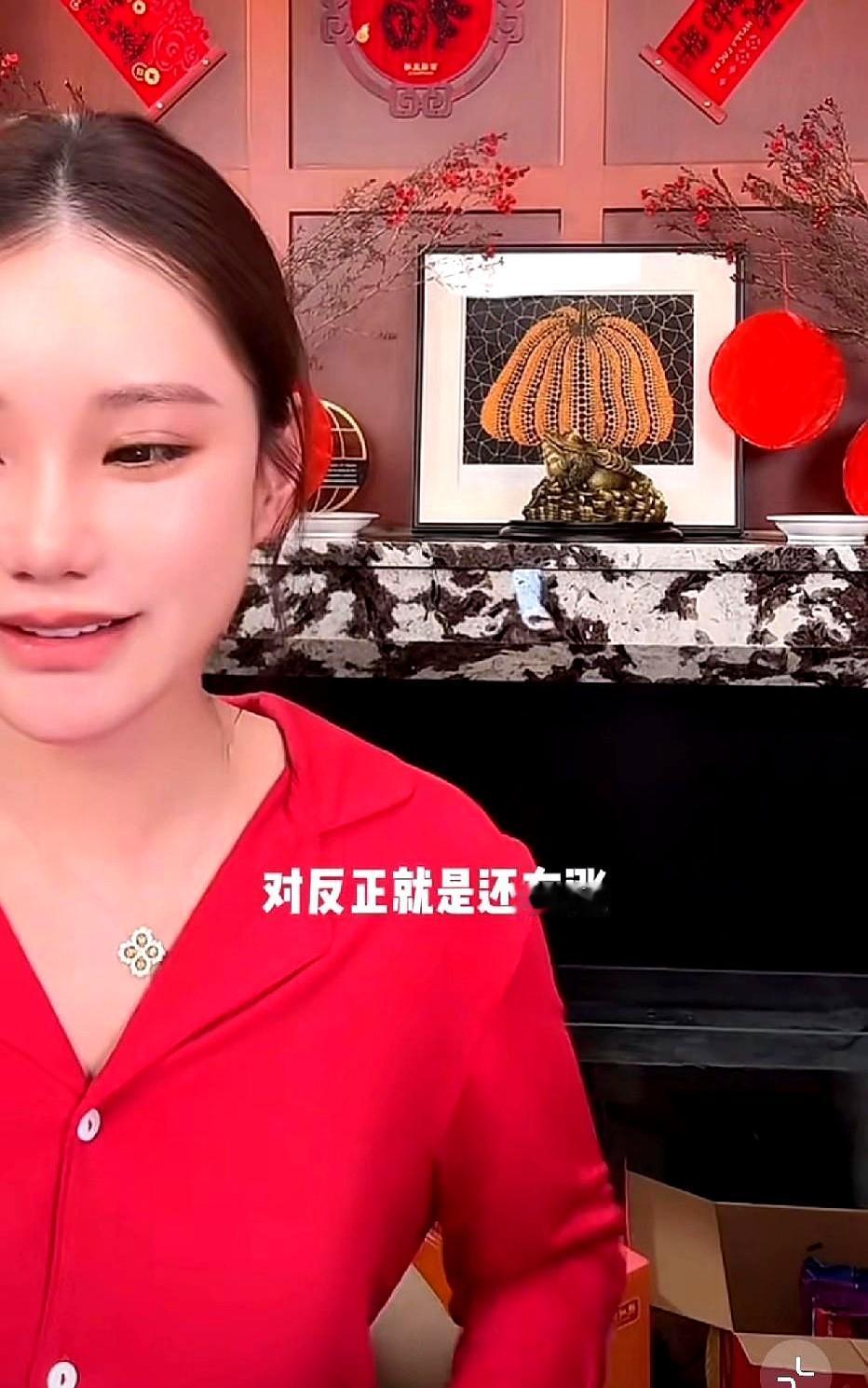 肚子八个月，痒得跟蚂蚁搬家。一挠，全身冒火星。她冲镜头笑：要涨纹了！旁边立刻呸呸