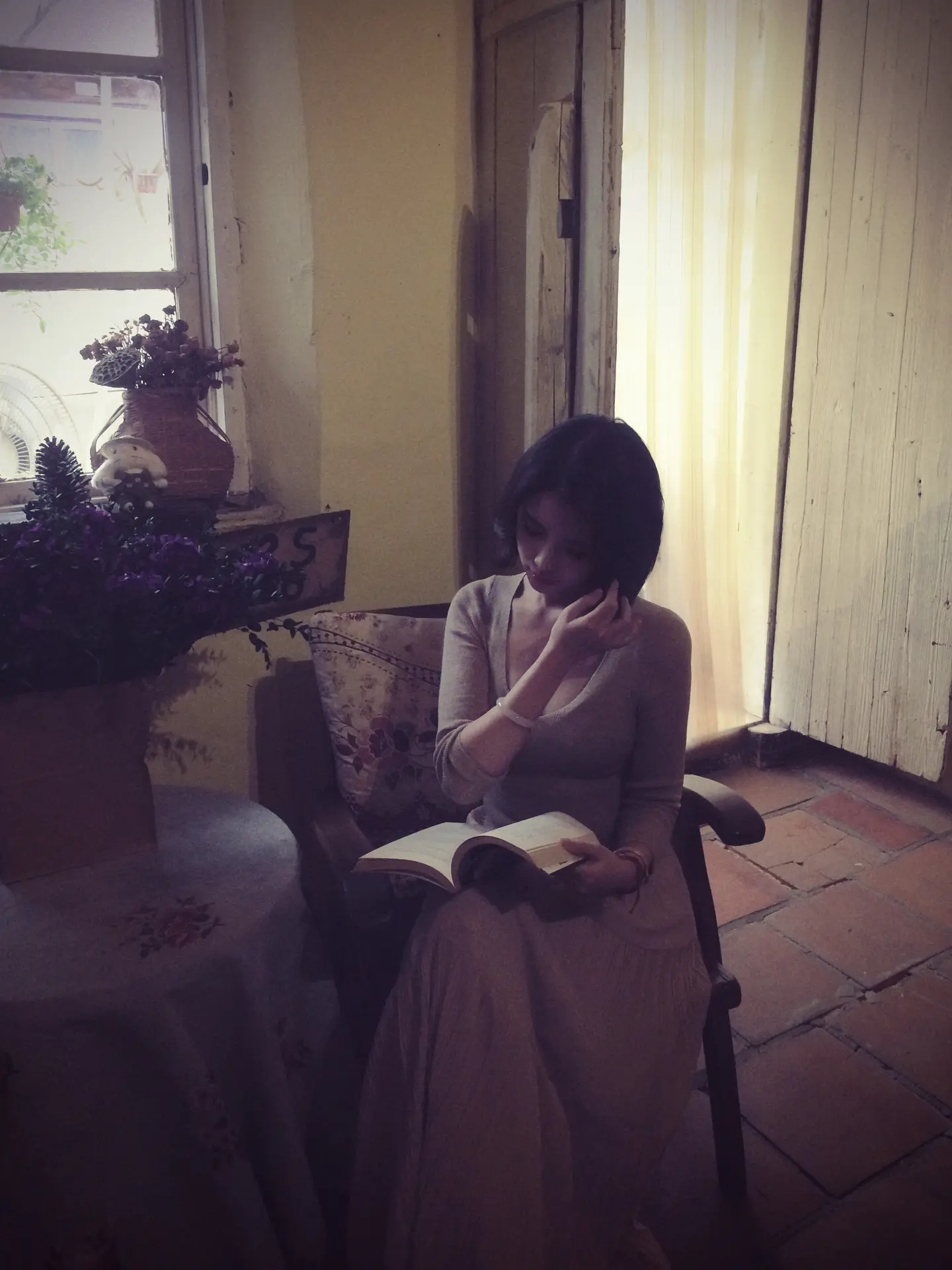 依偎过不少肩膀 从不敢问爱意深浅 最爱的人让我懂得 男人本无爱 于是后...