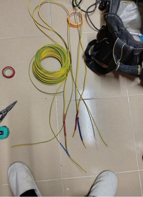 笑不活了！这就是电工给自己家走线？满桌就一根黄绿双色地线来回扒皮接，红、蓝线都是