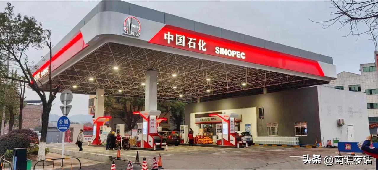 今天早晨路过安徽怀远龚王石化加油站，果断把油箱加满，一共加了320多元，用高德优