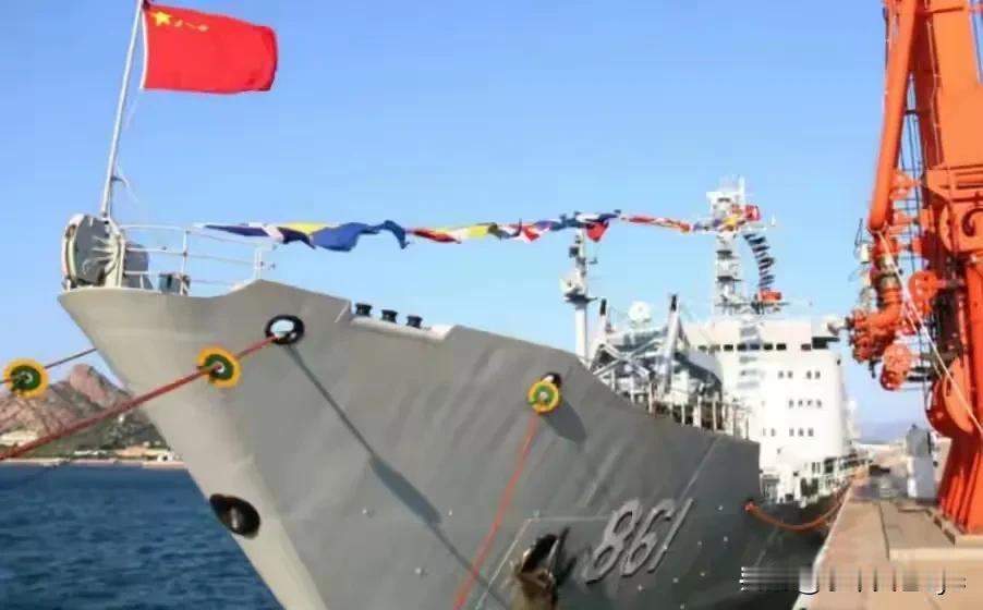 外国船只通过霍尔木兹海峡悬挂中国国旗
据外媒报道，近期有大量西方国家船只在霍尔木