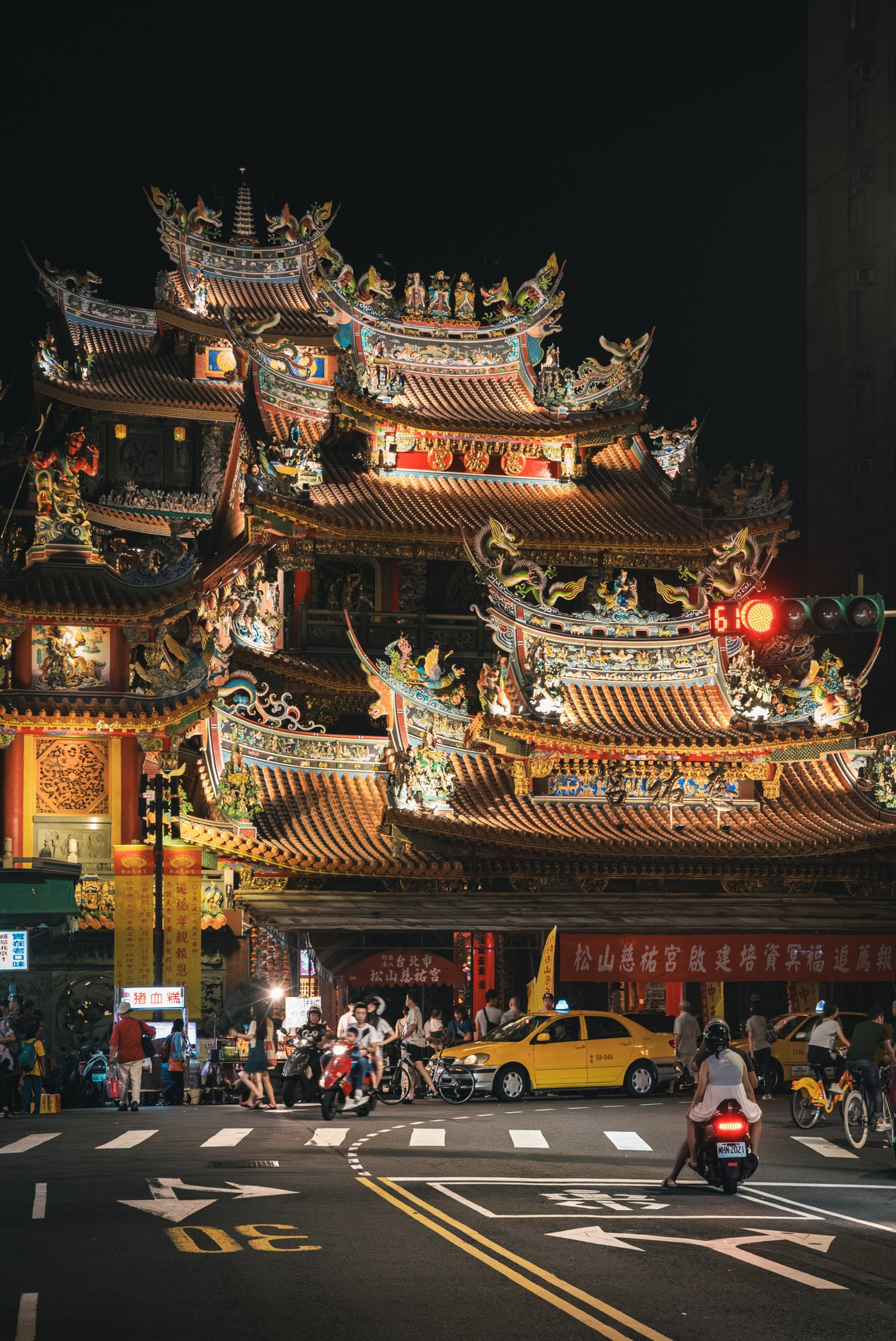 夜色下的松山慈祐宮 ​​​