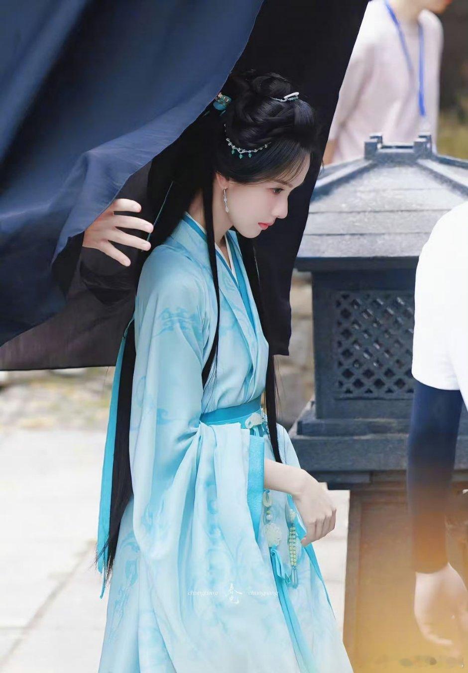 陈都灵、周翊然《翘楚》造型路透 ​ ​​​，滤镜开太大了有点失真了 ​​​