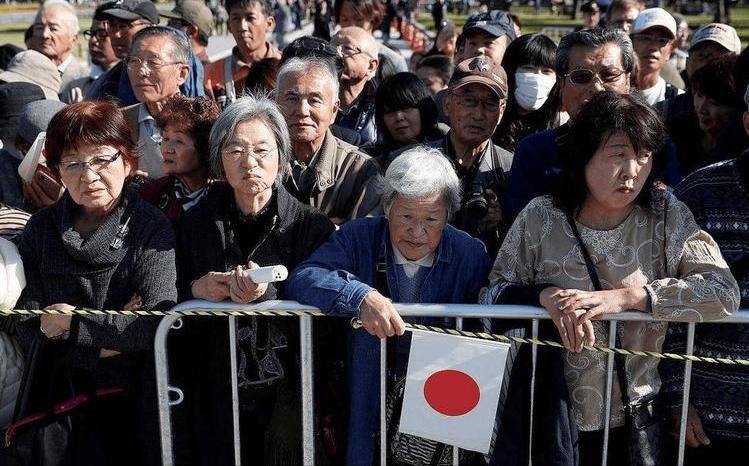 最近日元快把日本逼疯了，美元兑日元一直在159左右晃悠，就差一步到160，可日本