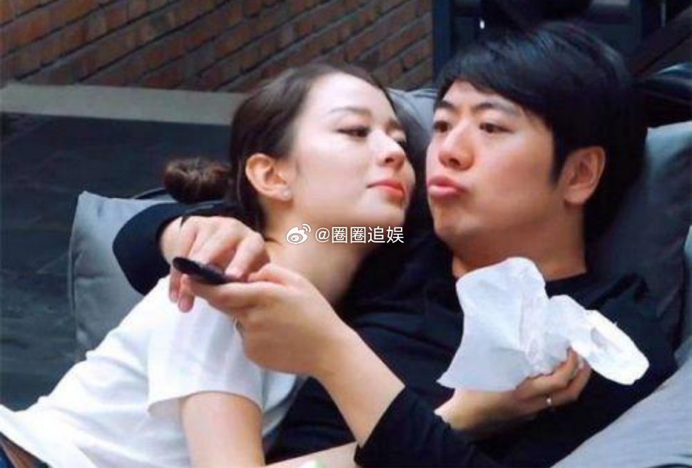 朗朗带吉娜回家见家长，他的父亲却问吉娜：“你这又大眼睛又高鼻梁的，长得这么漂亮，