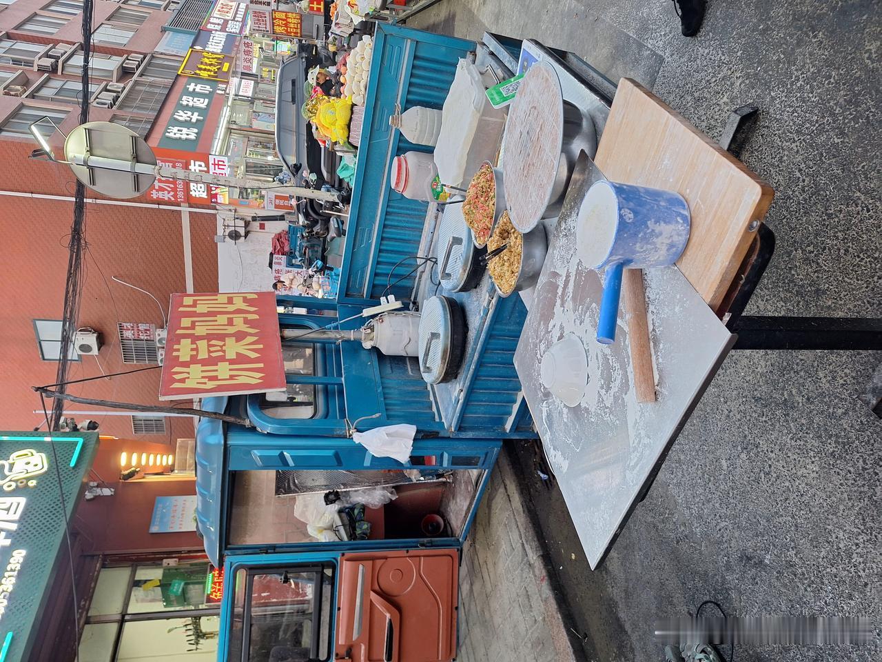 俺们当地的美食，菜饼。原来是用那种“鏊子”，圆盘状，直径一米左右，铁制，底下烧柴