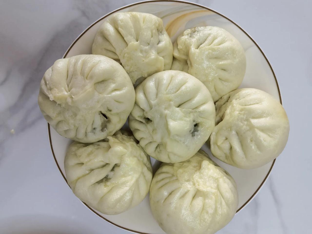 午餐
今天中午我和爱午餐比较简单，牛肉萝卜缨馅包子好吃不腻。
牛肉萝卜缨搭配得妙