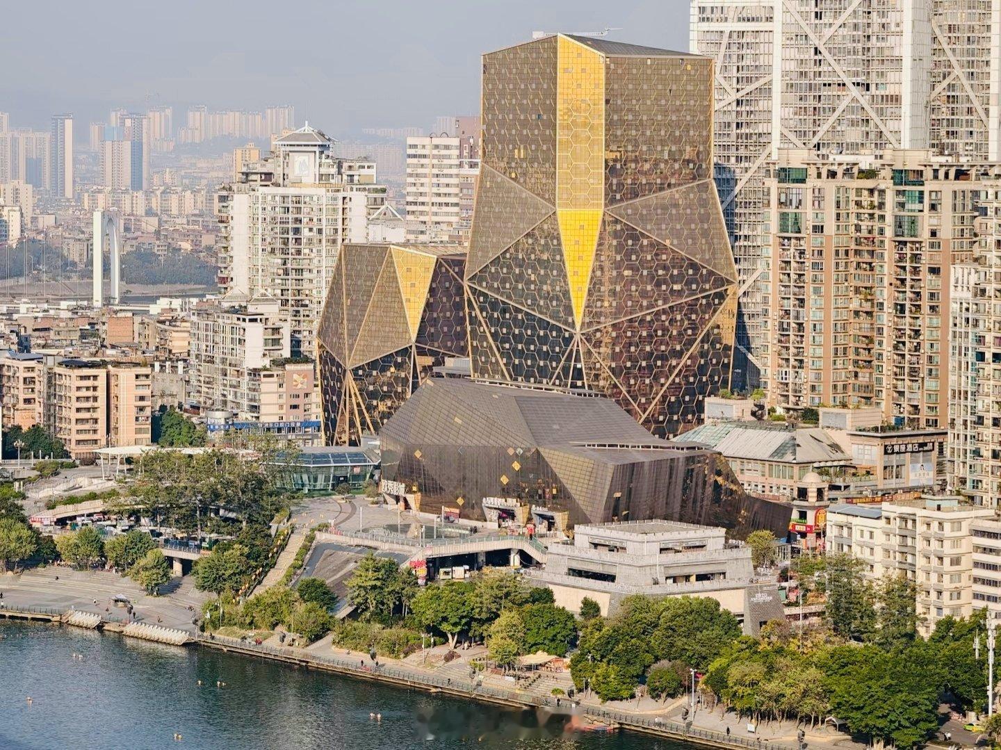 生活手记 来到柳州文庙，开启一场穿越千年的文化之旅。从气势恢宏的大门步入，途经相