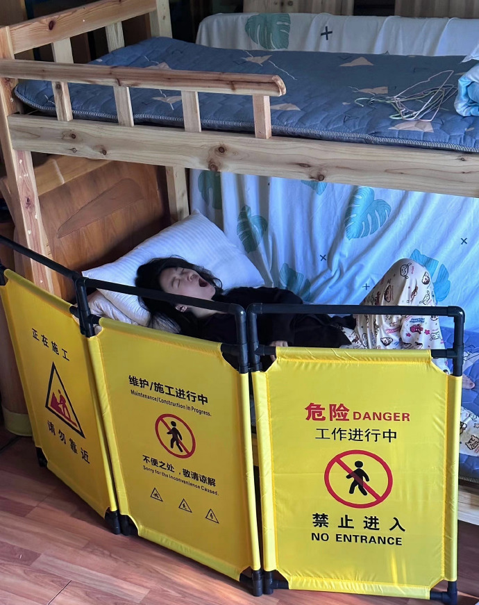 大学室友非常炸裂的新床帘 