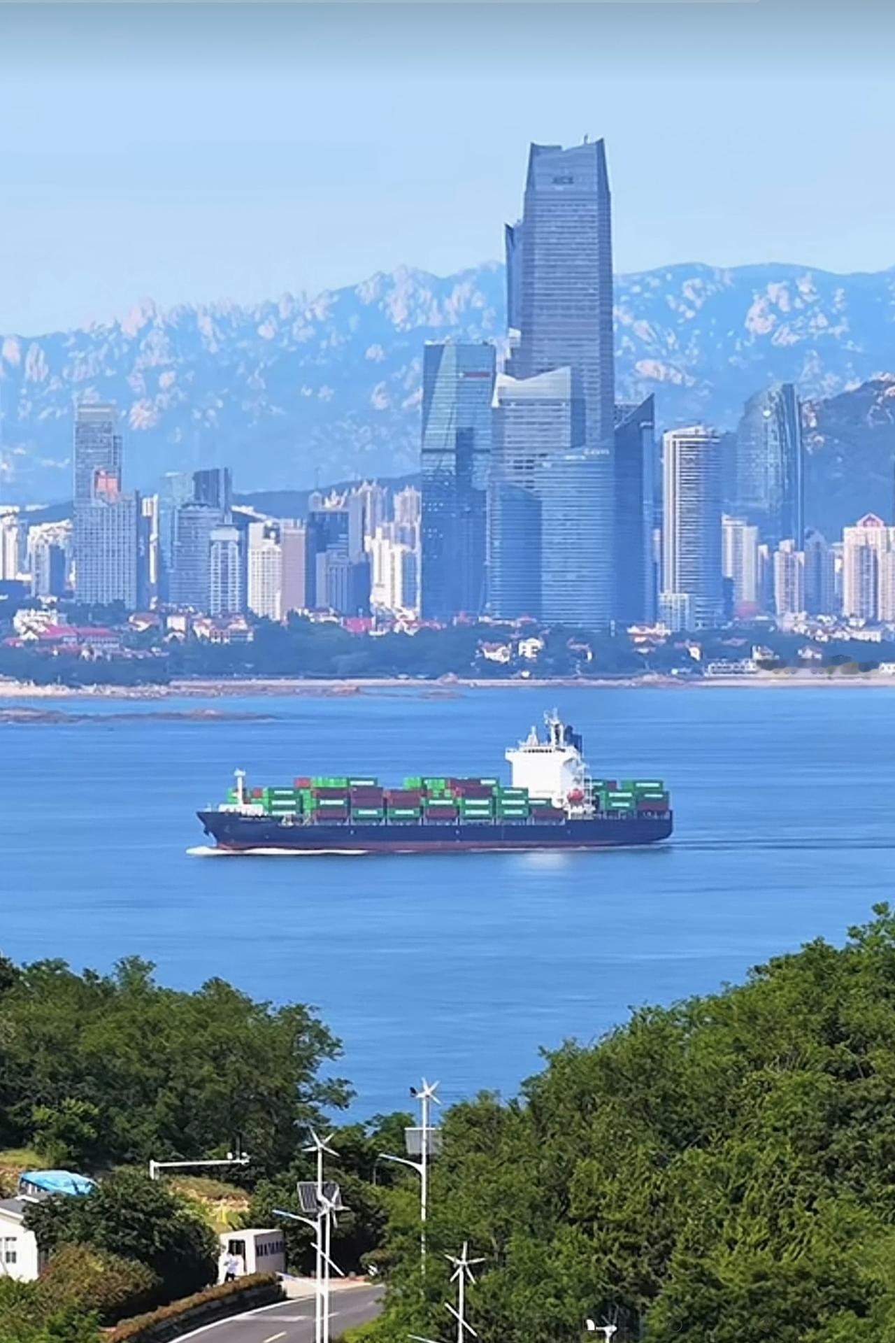 美丽的城市风景线！
这不是国外，这是我们一个沿海的城市！
网友们看看，这样的风景
