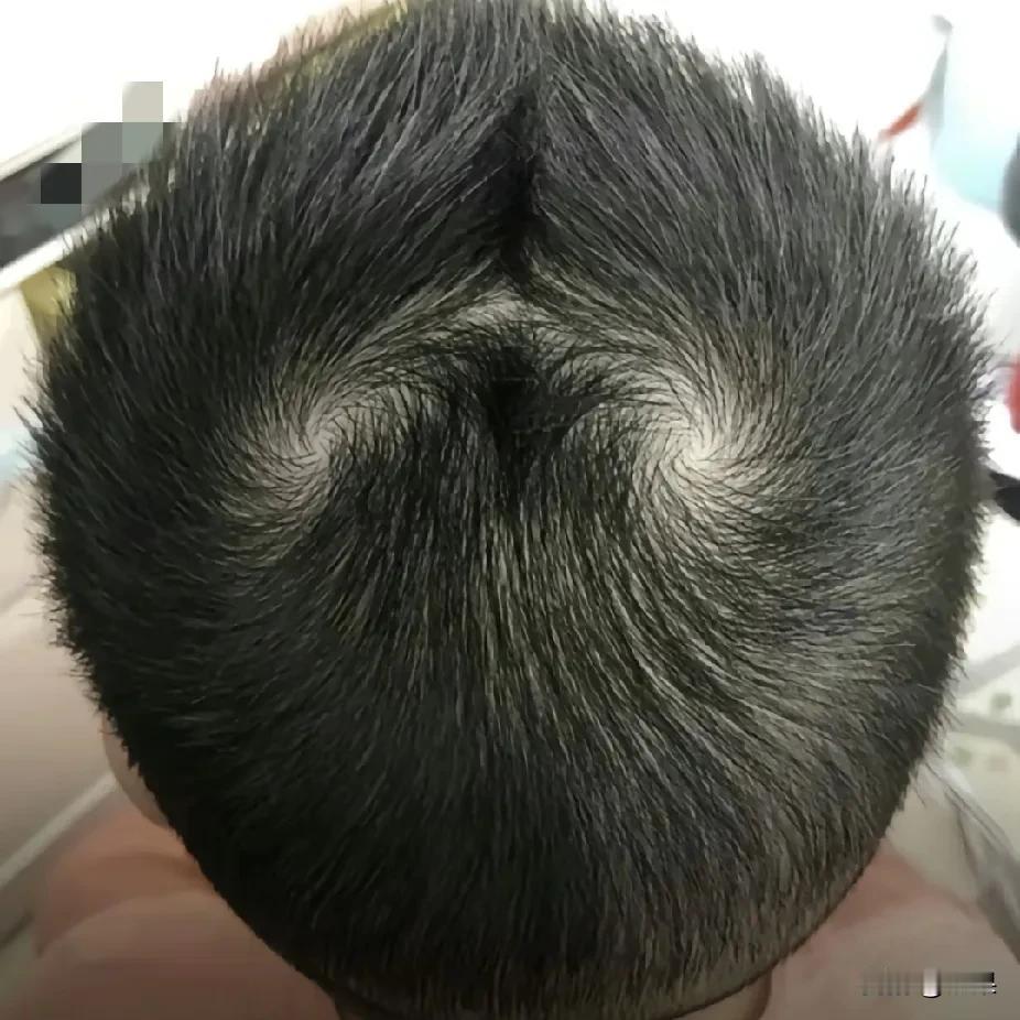 回老家去婶子家玩，看见她家小孙子在发脾气，连哭带跺脚的[发怒]，把玩具扔的满屋子