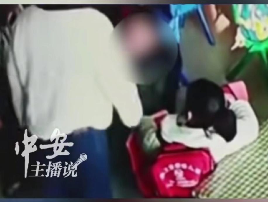 这种人怎么配当老师！在12月21日，一位网友发视频请求帮助，希望网友们能为她孩子