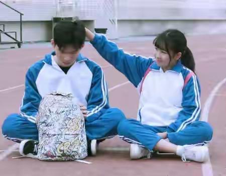 接儿子放学，看到小女生和他肩并肩笑嘻嘻走出校门，手心就当场冒汗
儿子初中开学没有