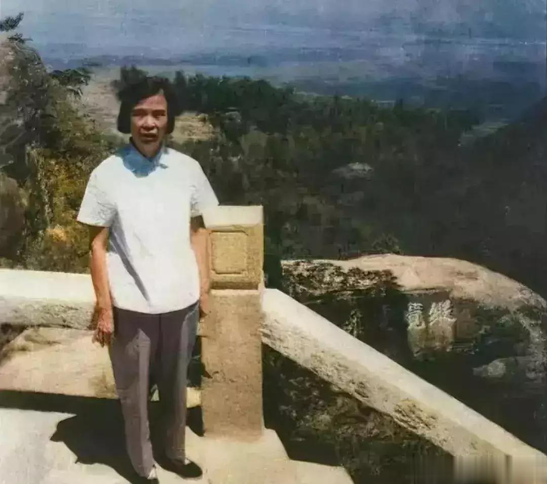 这是一张1959年，贺子珍在江西庐山，一张罕见的留影照片。照片中的贺子珍，目视前