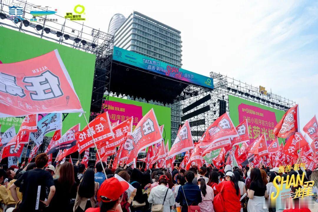 任嘉伦和嘉人们线上线下都红红火火的，非常之安心！ 